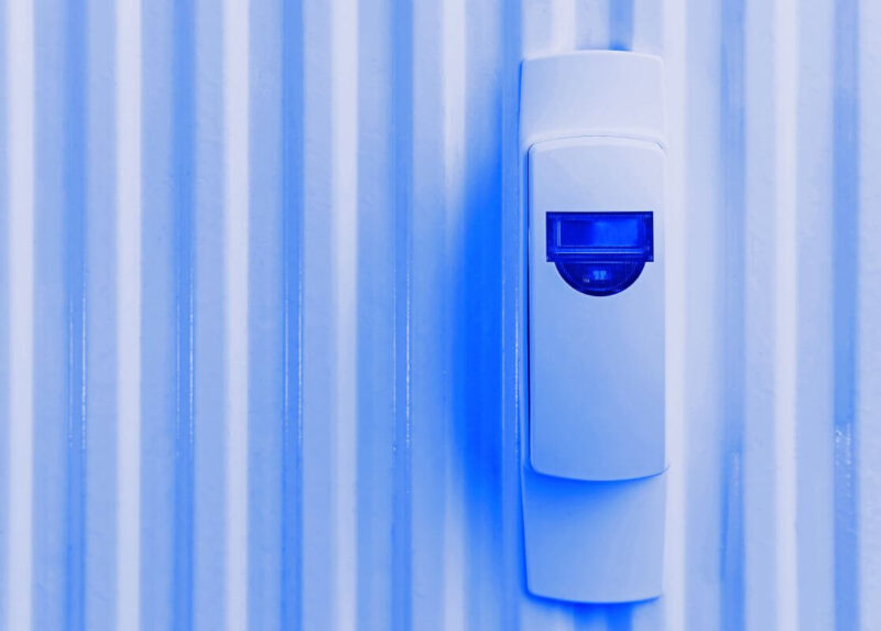 Na zdjęciu widać kaloryfer z urządzeniem pomiarowym, gdzie stosuje się podzielniki elektroniczne podzielniki wyparkowe.