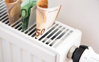 Banknoty euro wkładane są do kaloryfera w związku z rozliczeniem ogrzewania.