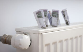 Banknoty euro na kaloryferze symbolizujące dopłatę za c.o.